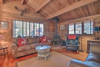 'Casa Lea' 5-Star Log Cabin with Community Amenities Tourism Bookings
