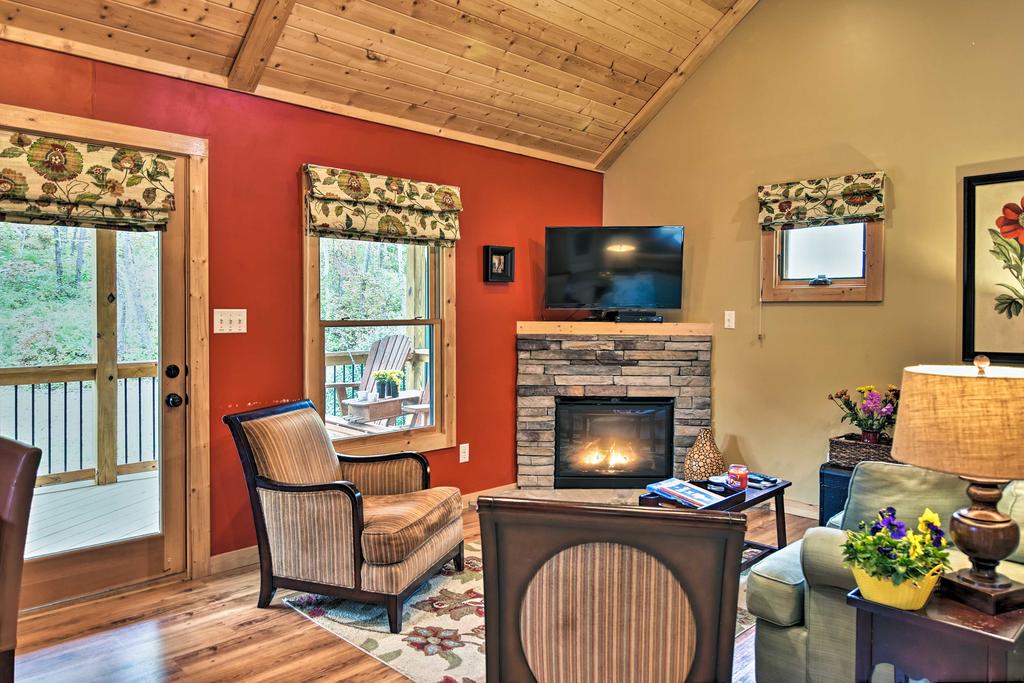 'Chantarelle' Cabin With Hot Tub - Near Asheville! - thumb 3