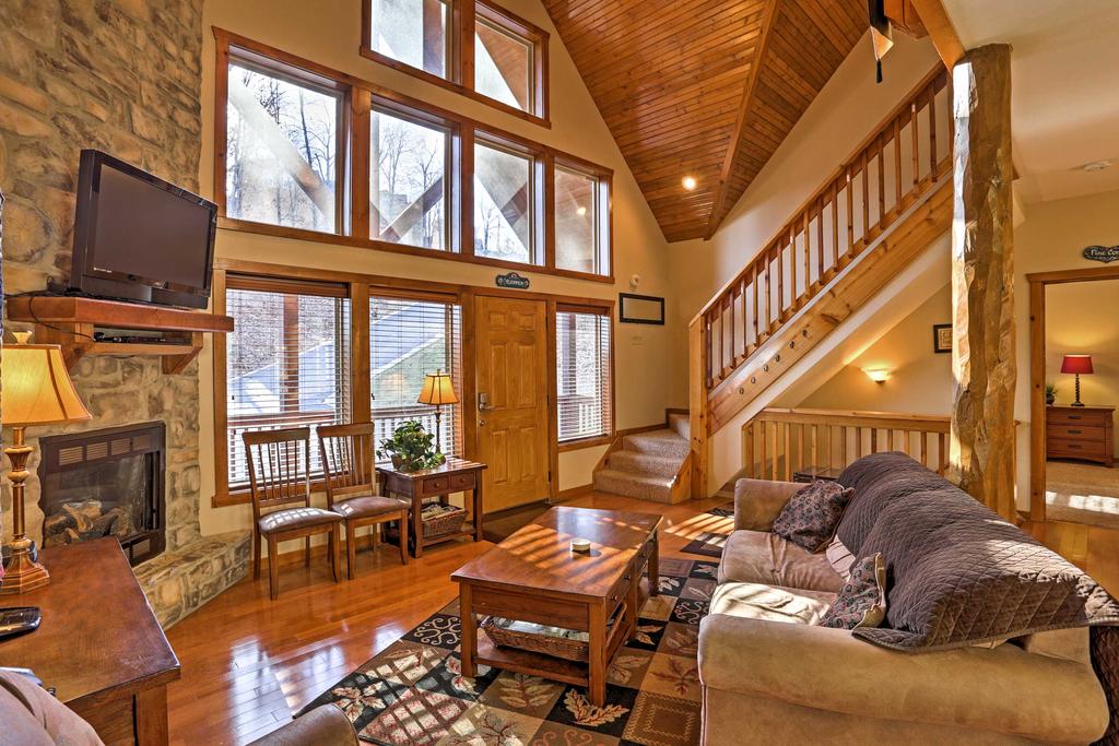 'Gold Rush Lodge' Branson Cabin With Game Room And Deck - thumb 3