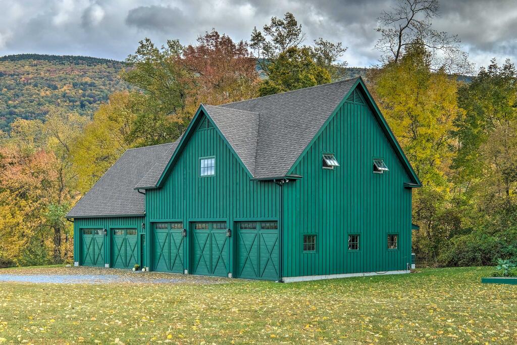 'Green Barn' Near Skiing With Mt Equinox Views! - thumb 2