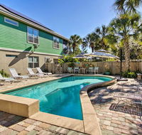 'Nivel Del Mar' with Heated Saltwater Pool  Hot Tub - Students Accommodation