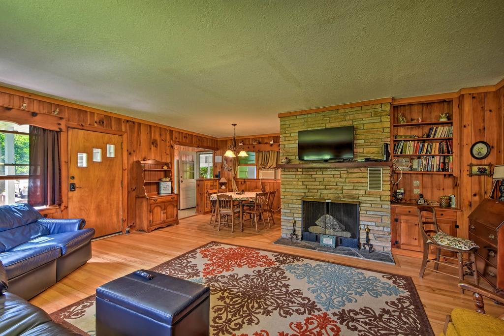 'Rolling Acres' Highlands Cabin With Fire Pit! - thumb 3