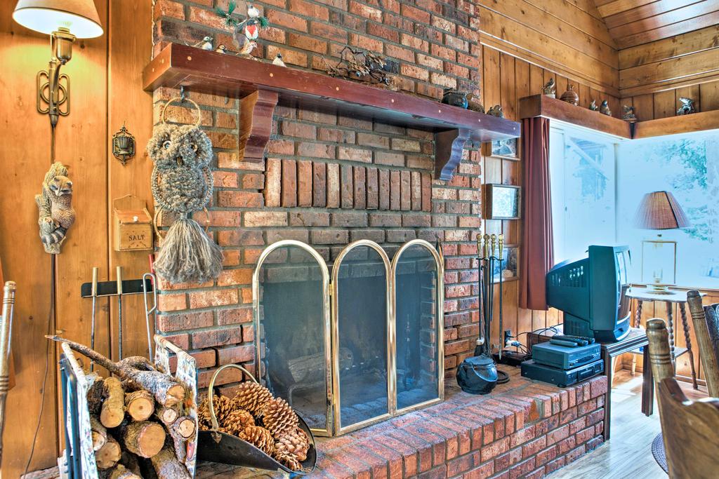 'Rustic Acorn' Cabin With Deck, Walk To Downtown! - thumb 3