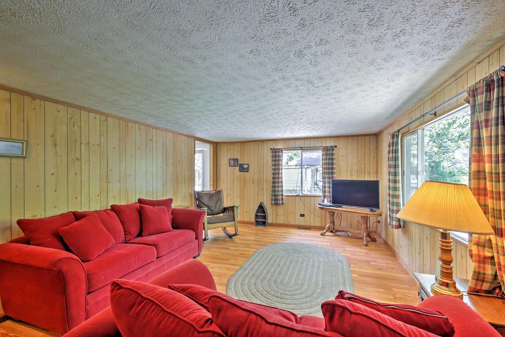 'Shakamak Getaway' - Cozy Jasonville Cabin With Deck! - thumb 3