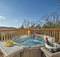 'Tall Tree Retreat' with Hot Tub, Short Walk to Lake - Tourism Bookings