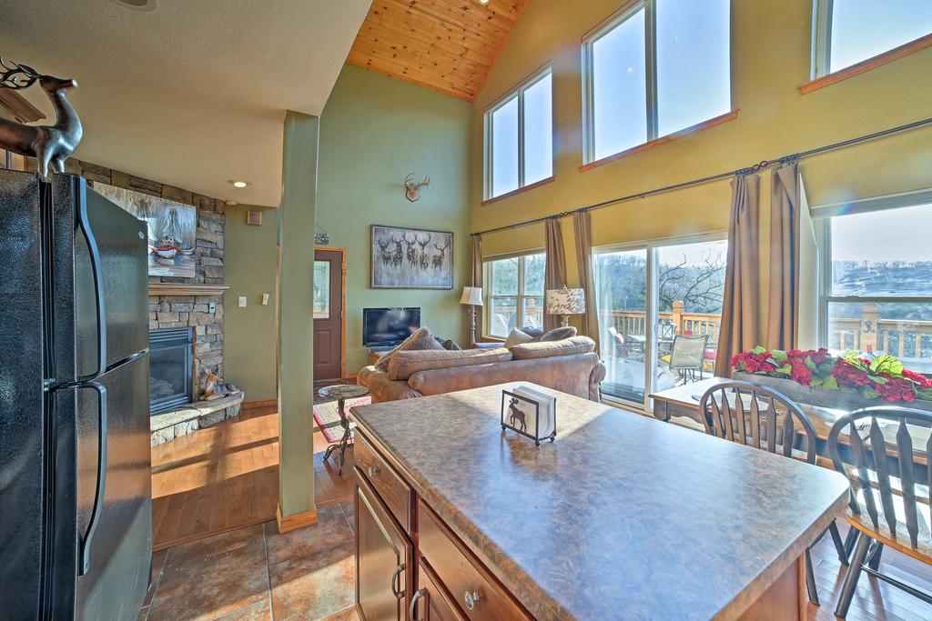 'Tall Tree Retreat' With Hot Tub, Short Walk To Lake - thumb 1