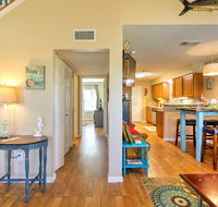 'The C-Horse' Home with Deck 5 Min to Pleasure Pier - China Accommodation