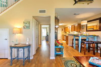 'The C-Horse' Home with Deck 5 Min to Pleasure Pier Hotels Santiago