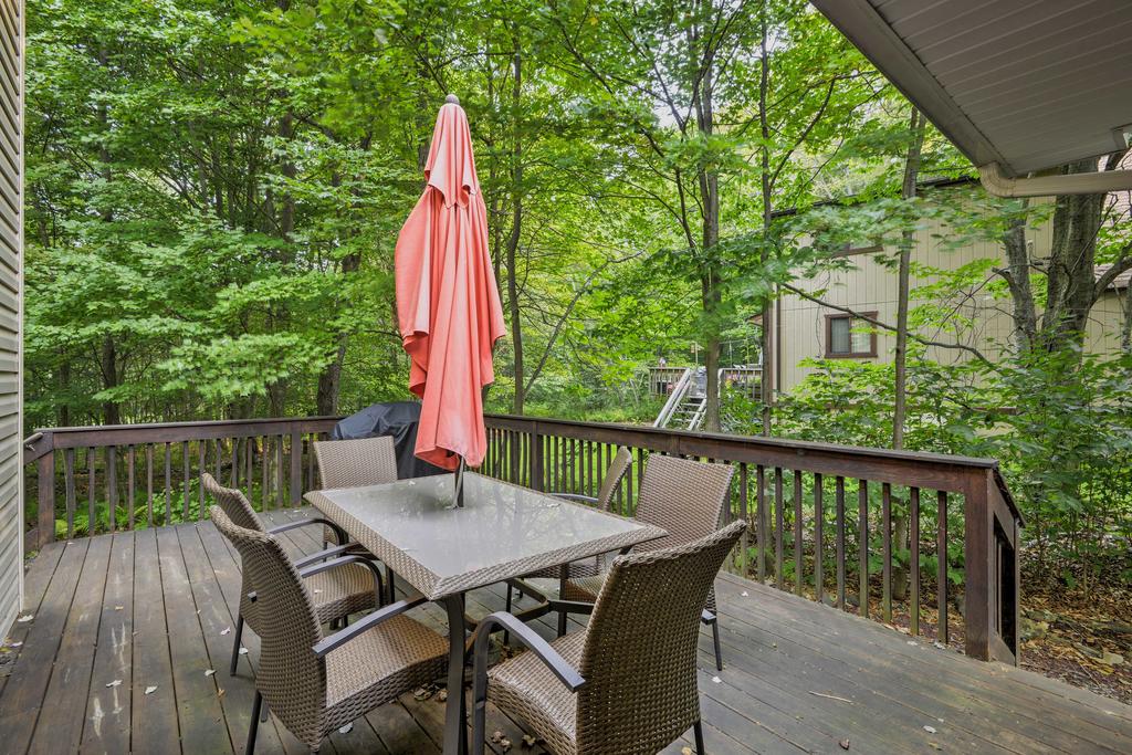 'The Cuckoo's Nest' Pocono Lake House With Deck - thumb 1