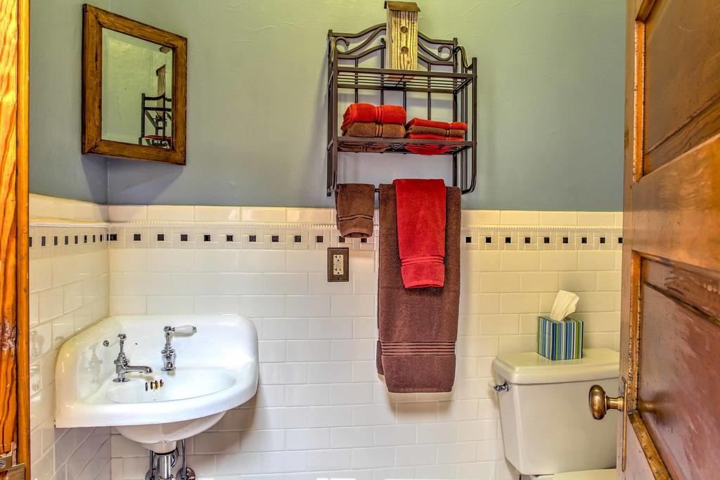 'The Mercantile Loft A' 3BR Laramie Apt With Deck! - thumb 3