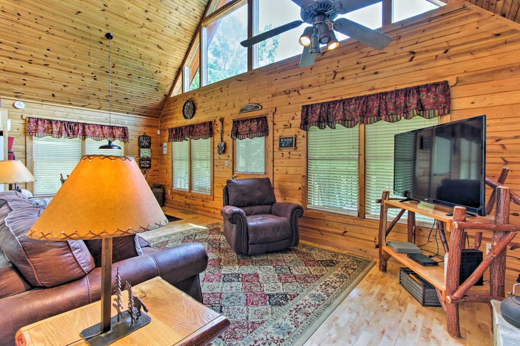 'The Moonshine' Cabin With Hot Tub- 3 Mi To Dollywood - thumb 3