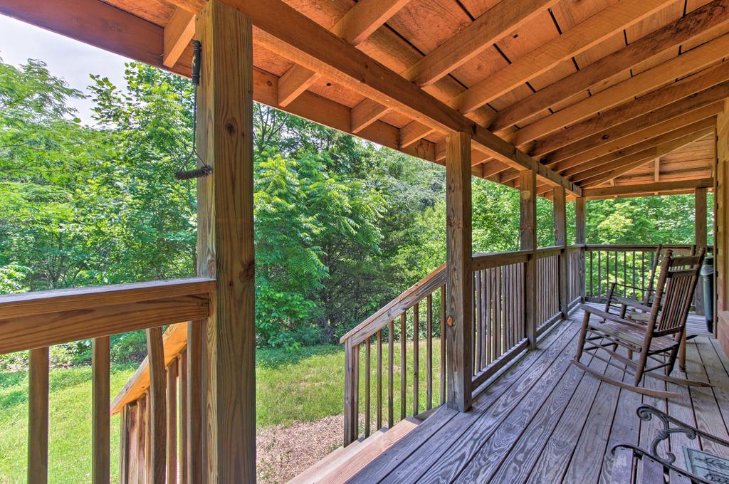 'The Moonshine' Cabin With Hot Tub- 3 Mi To Dollywood - thumb 1