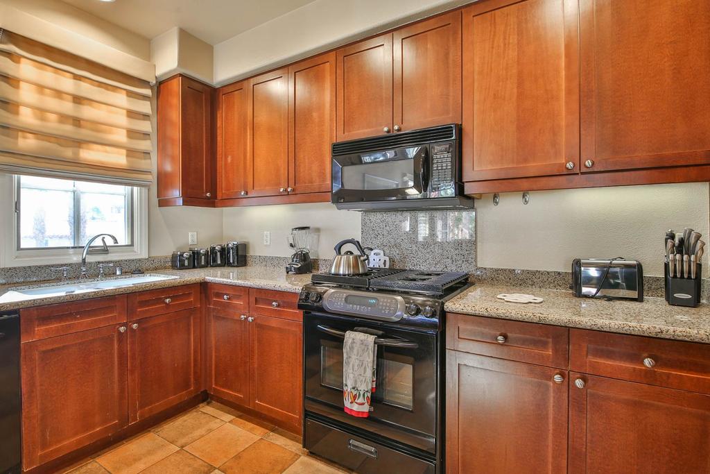 (L48) Premier Location At Clubhouse Condo - thumb 2