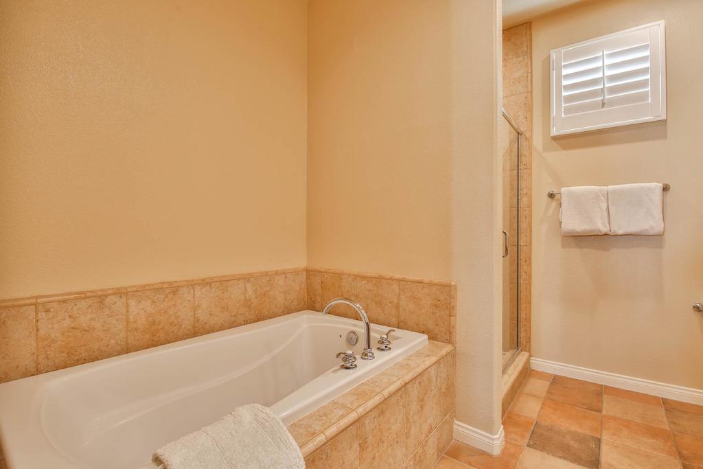 (L48) Premier Location At Clubhouse Condo - thumb 1