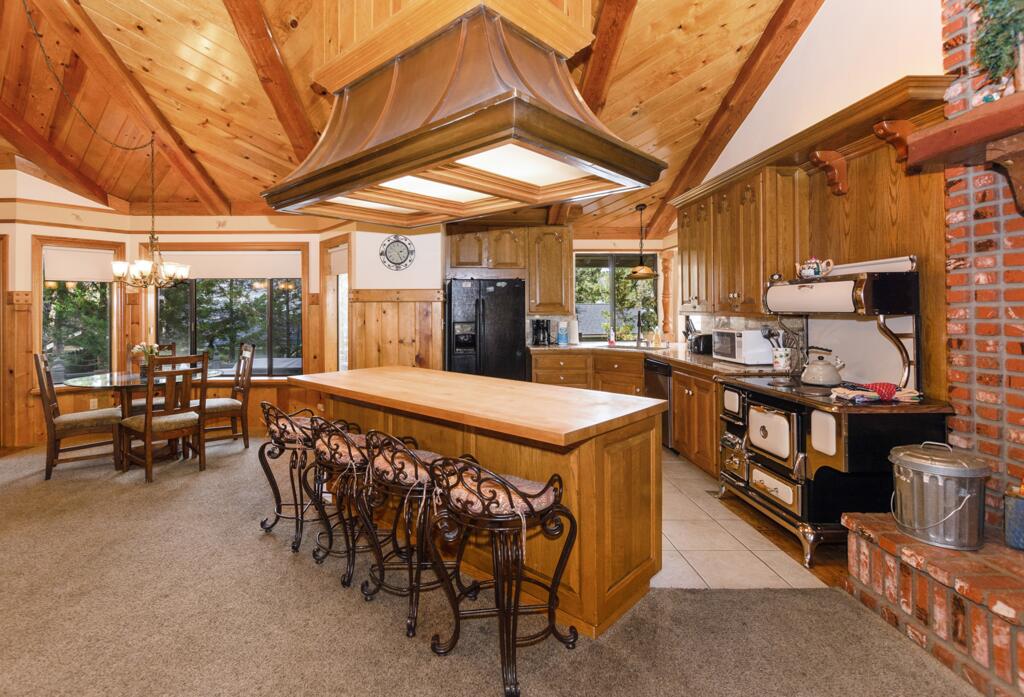 021 Big & Beautiful Home - thumb 3