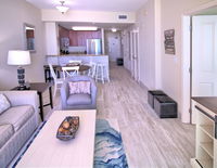 0406 1B/2 Bath With Bonus Room. Renovated April 2018 USA Accommodation