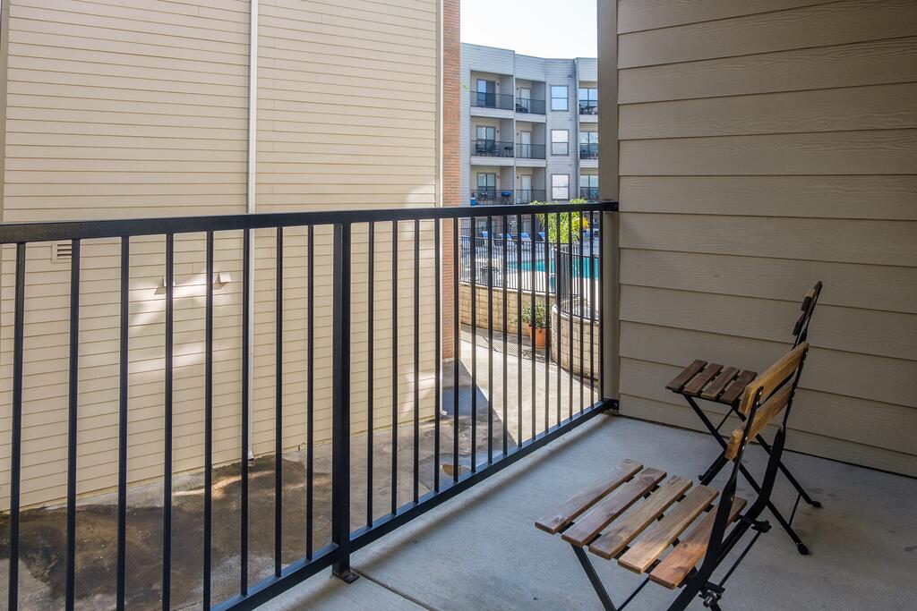 1 And 2 BR Apts In Downtown By Frontdesk - thumb 2