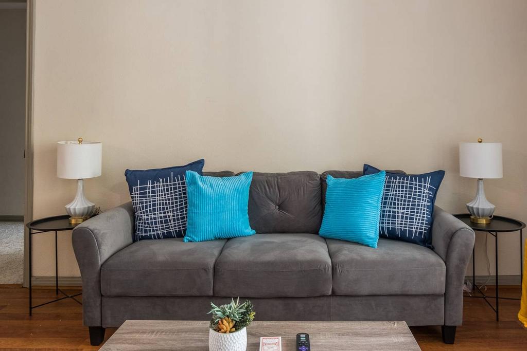 1 And 2 BR Midtown Apts With Balcony By Frontdesk - thumb 0