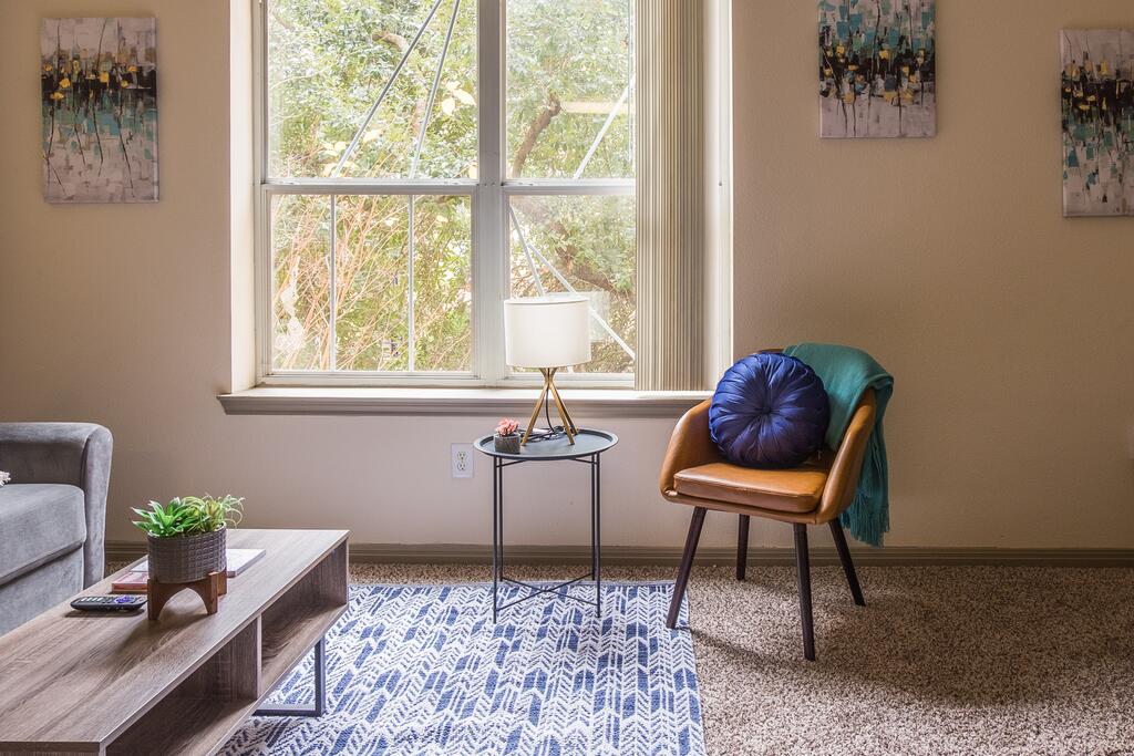 1 And 2 BR Midtown Apts With Balcony By Frontdesk - thumb 2