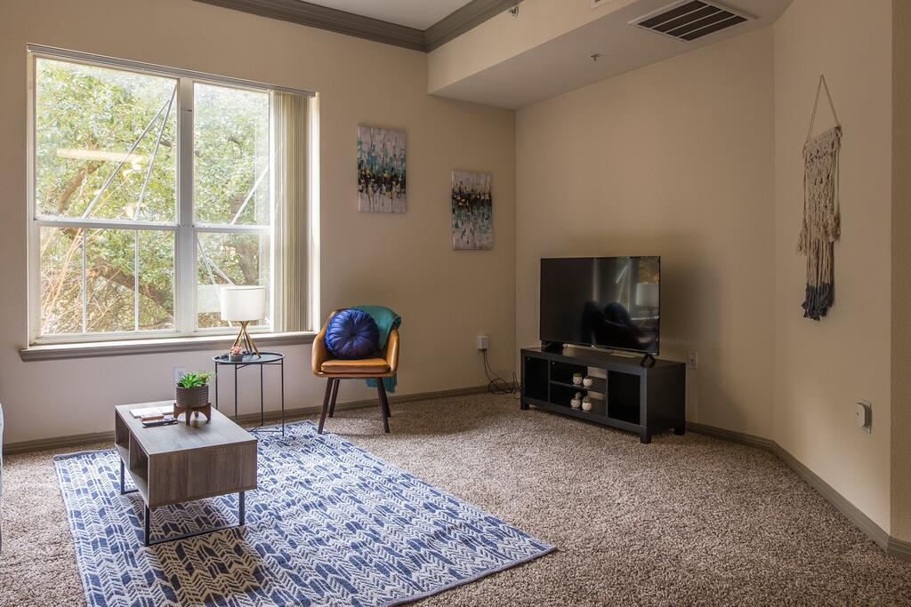 1 And 2 BR Midtown Apts With Balcony By Frontdesk - thumb 3