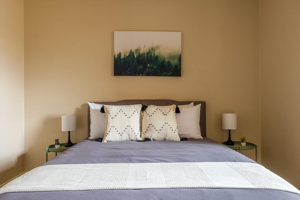 1 BR And 2 BR Apt By Frontdesk - thumb 3