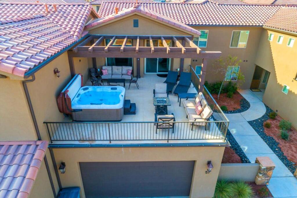 10% Off March Stays! 4 King Suites * Private Hot Tub * Views - thumb 0