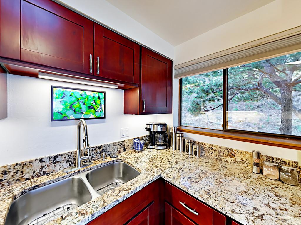 1030 Hillsdale St W Home - thumb 3