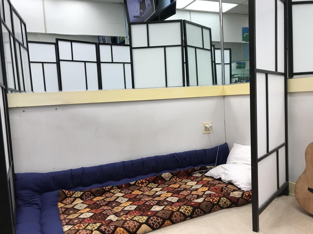 12 HOUR BACKPACKER LOUNGE- NoT HOSTEL - thumb 2