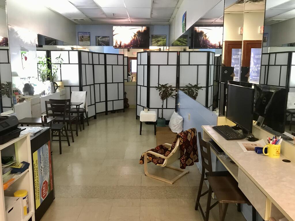 12 HOUR BACKPACKER LOUNGE- NoT HOSTEL - thumb 1