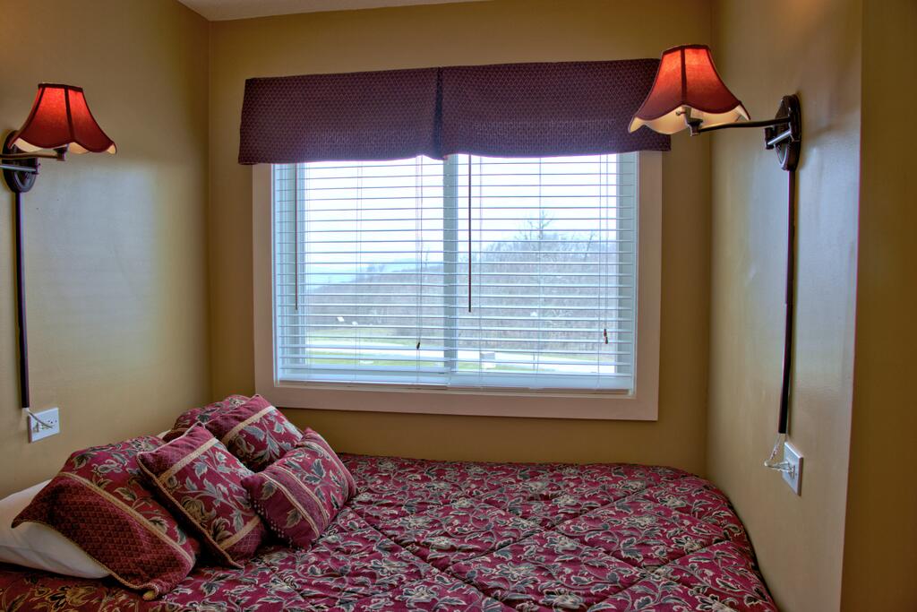 1303 - Platinum Ski Suite- 300 SF Sleeps 4 - thumb 1