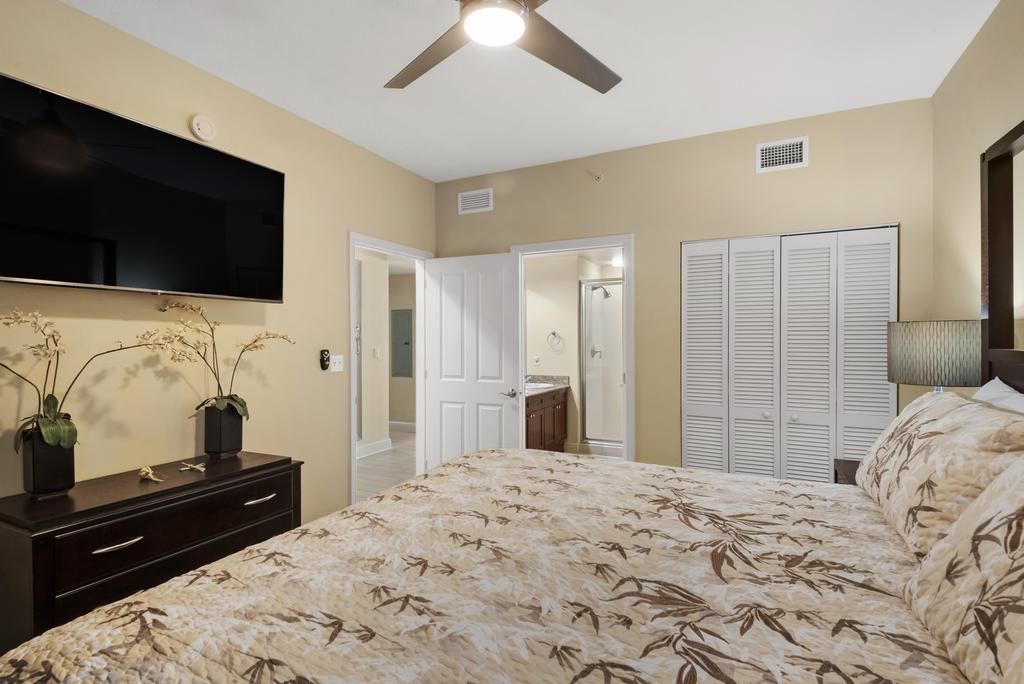 1504 - 2B/2 Bath With Bunks - Gulf Front Balcony - Living Room Faces The Gulf - thumb 2