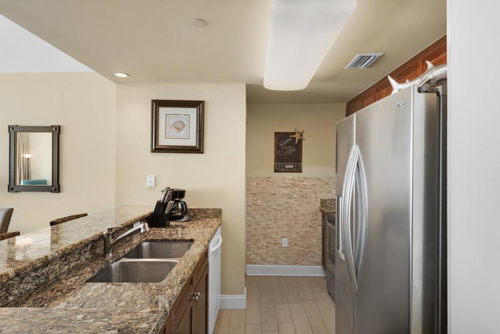 1504 - 2B/2 Bath With Bunks - Gulf Front Balcony - Living Room Faces The Gulf - thumb 3