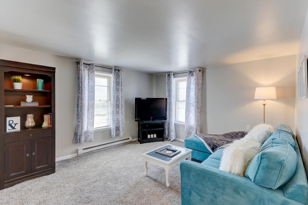 2 Bedroom Upper Apartment With Wifi And Laundry! - thumb 1