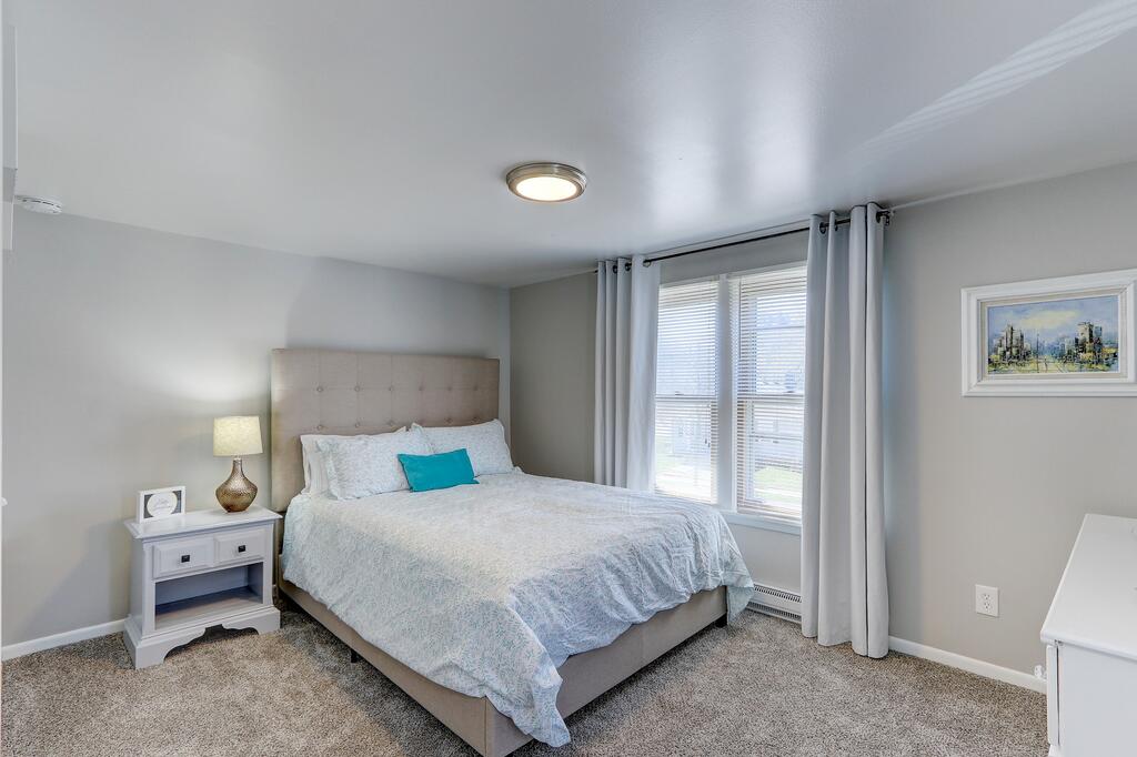 2 Bedroom Upper Apartment With Wifi And Laundry! - thumb 3