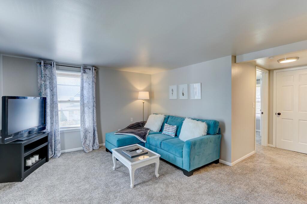 2 Bedroom Upper Apartment With Wifi And Laundry! - thumb 0