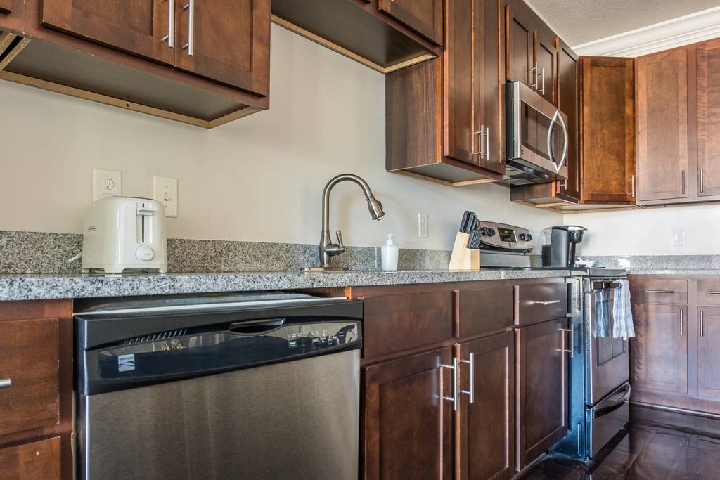 2 BR Apt With Parking By Frontdesk - thumb 0