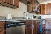 2 BR Apt with Parking by Frontdesk USA Accommodation