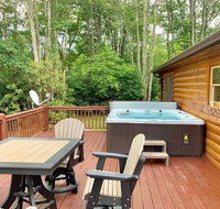 2 BR Cabin with Hot Tub, Deck, Fire Pl - Tourism Bookings