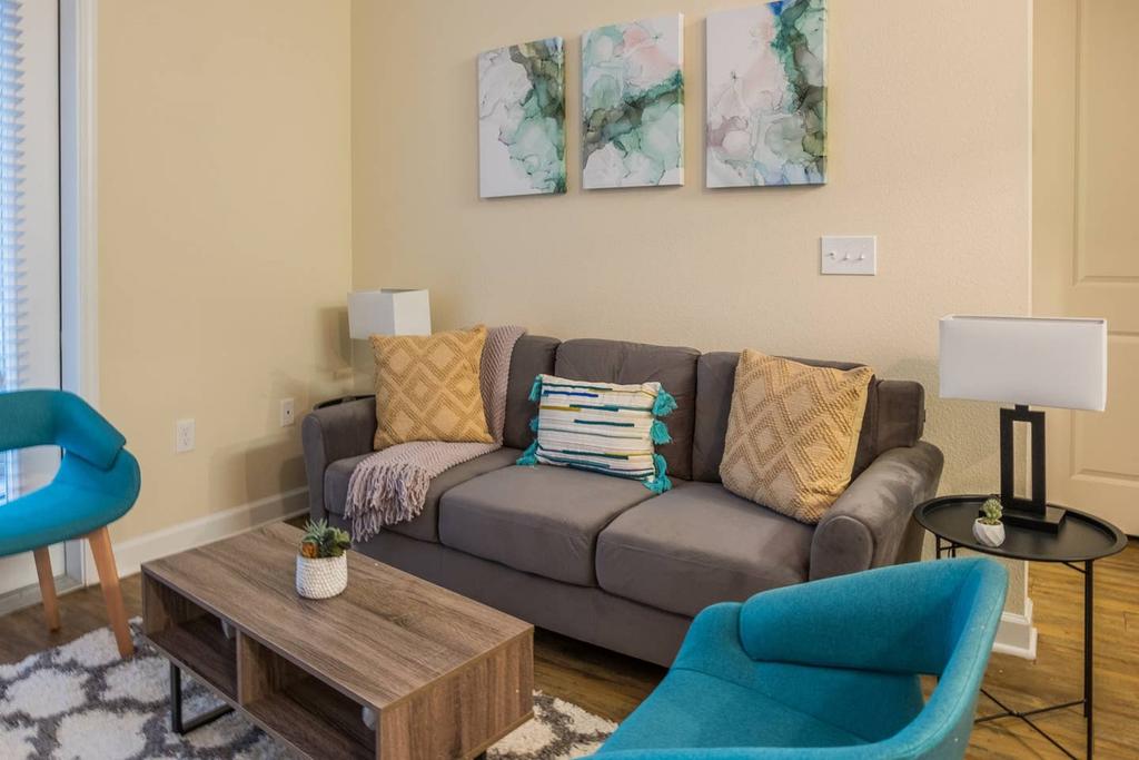 2 BR Suite With Balcony By Frontdesk - thumb 0