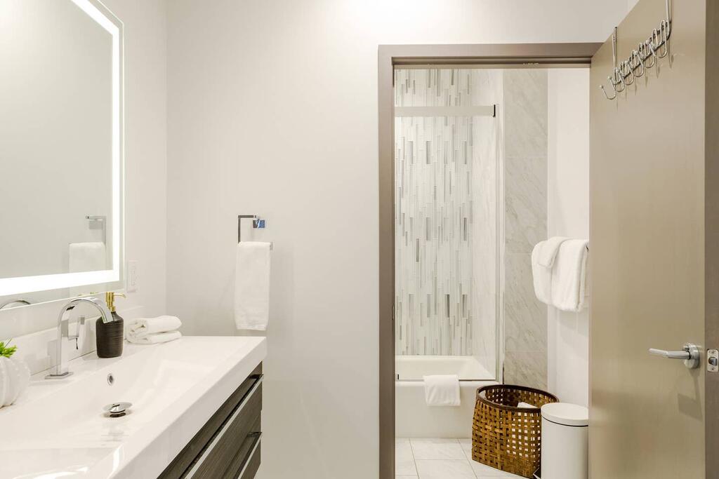 2-Story Penthouse & Private Deck - thumb 2