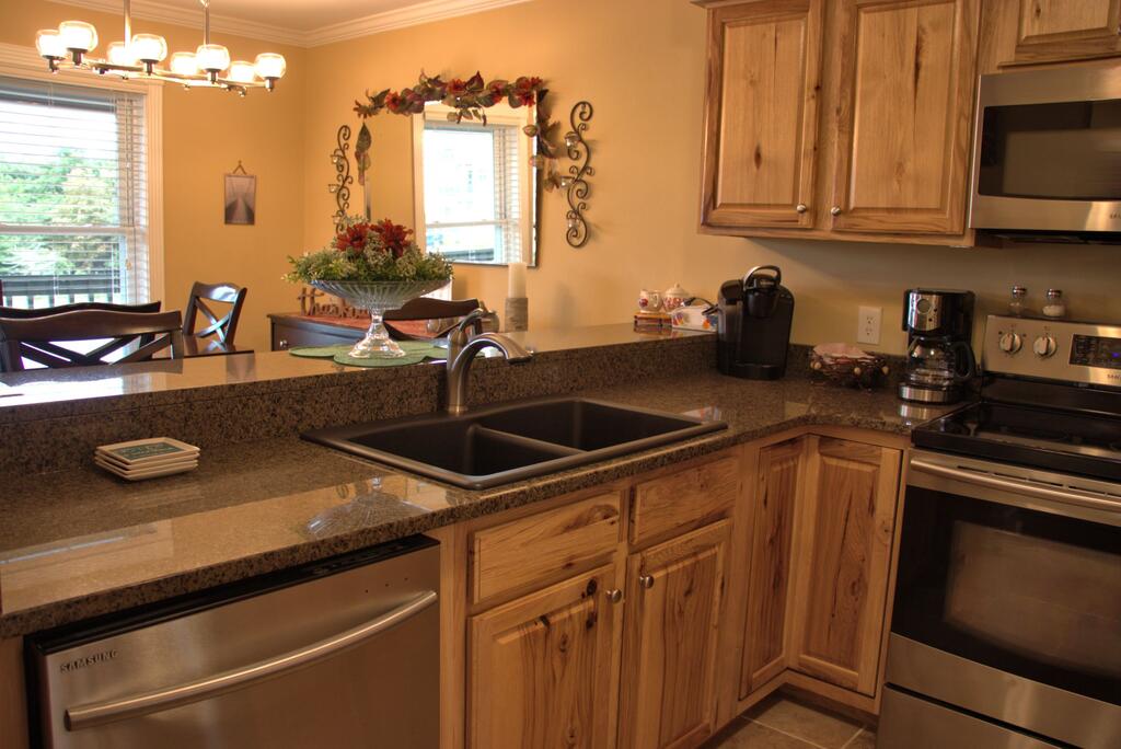 2209 - Platinum 2 Bdrm- 1000 SF Sleeps 6 - thumb 2