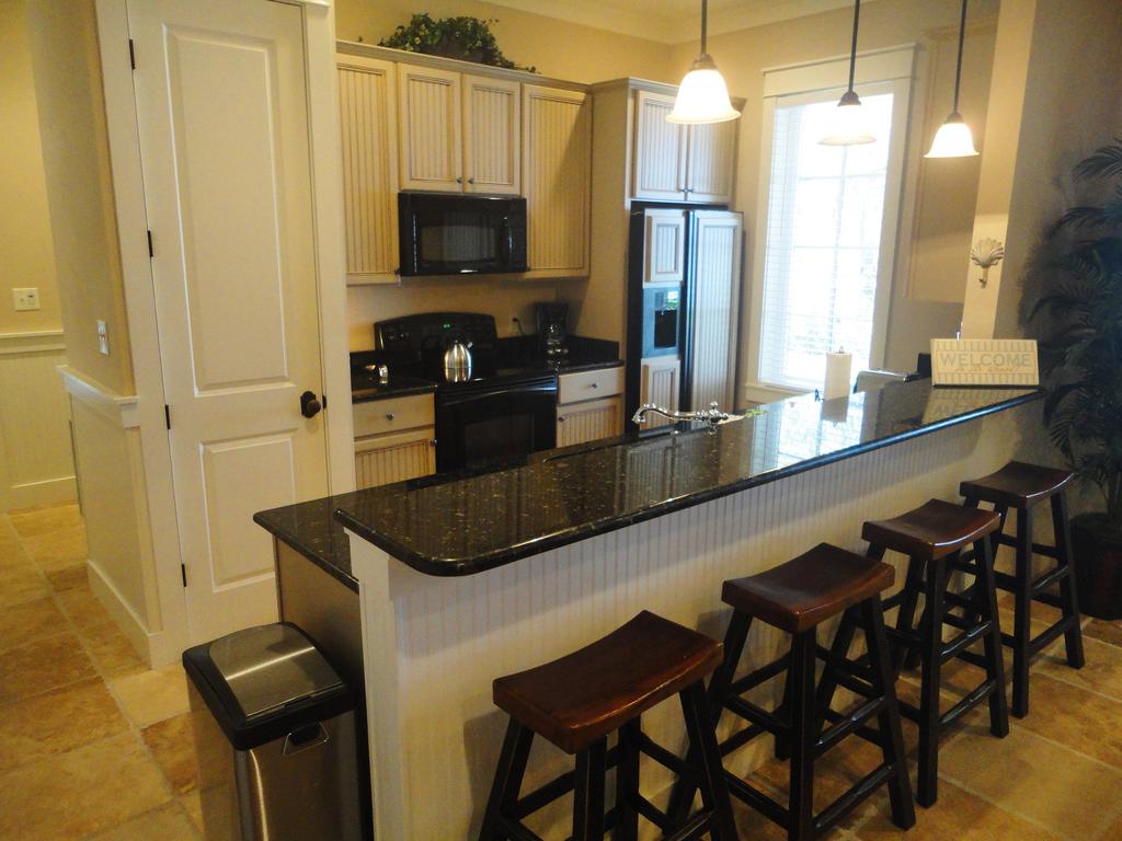 2465 Bungalo Home - thumb 3