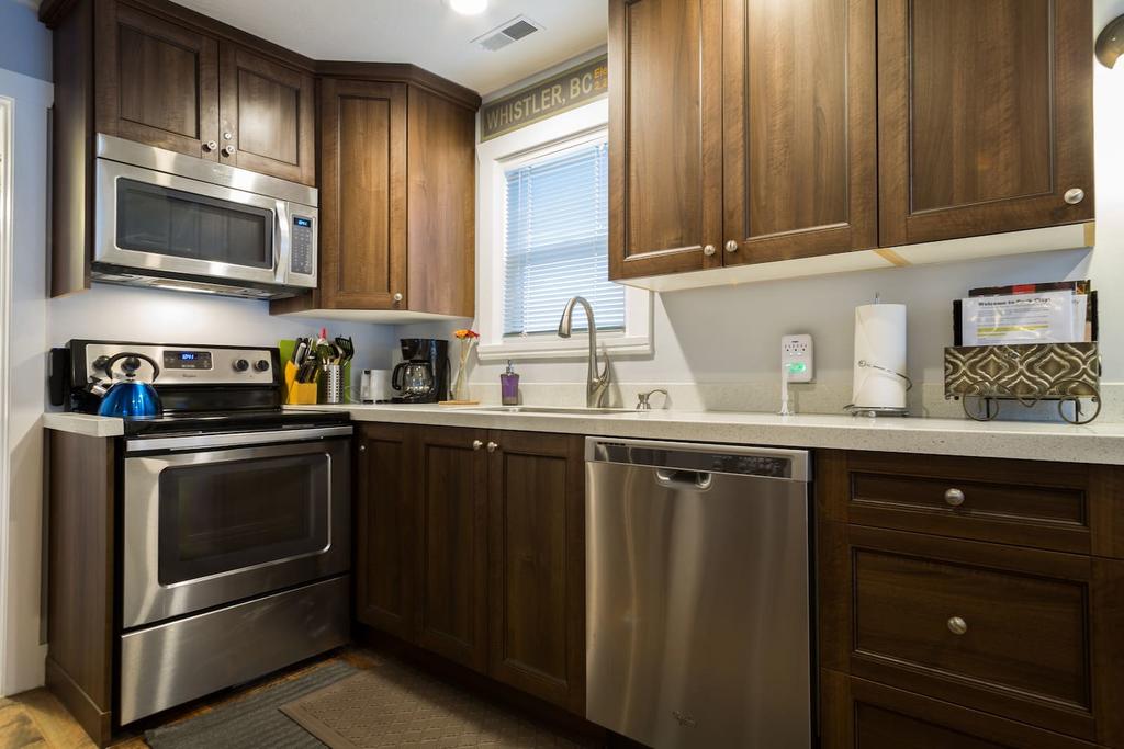 2br Empire Avenue WALK To Lifts And Main St - No Car Required! - thumb 2