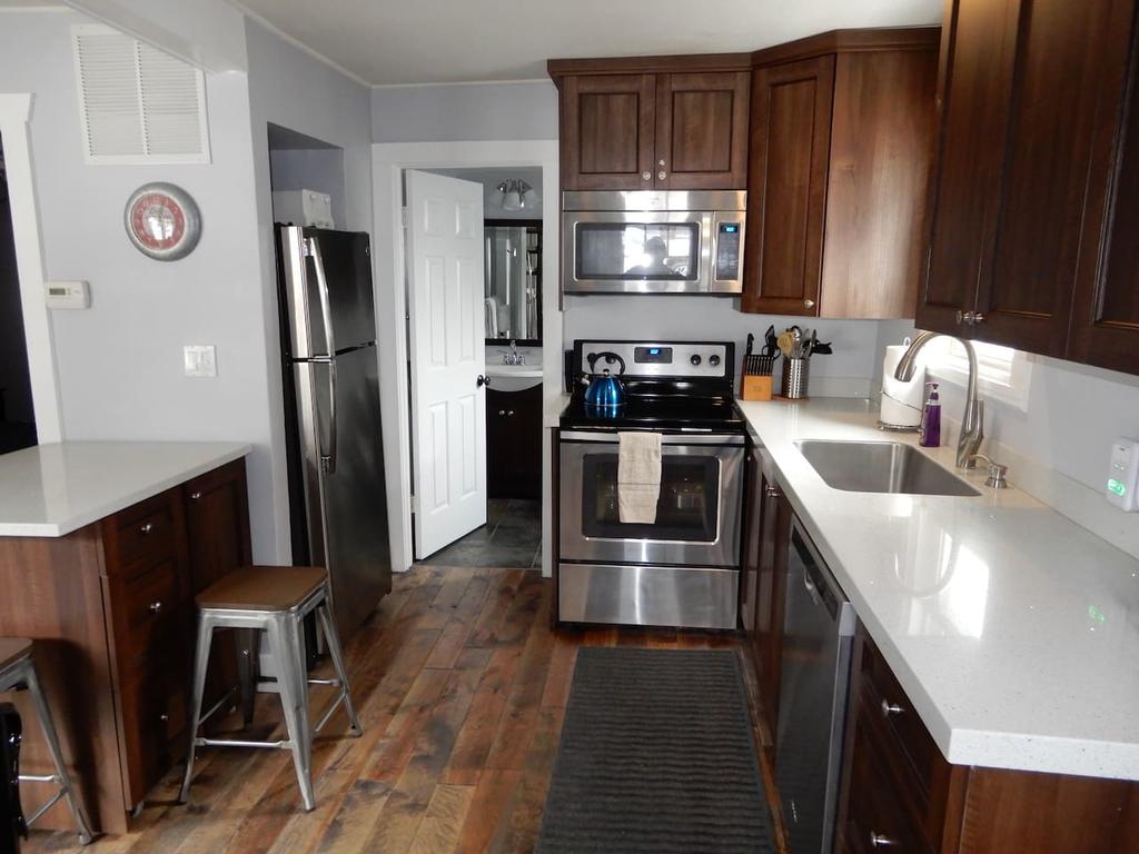 2br Empire Avenue WALK To Lifts And Main St - No Car Required! - thumb 3