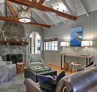 2BR Highlands Luxury Cabin with Stone Firepit In Town - USA Accommodation