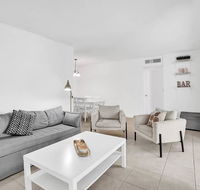 2BR/2Bath w/ Balcony and Outdoor PoolFree Parking - Students Accommodation