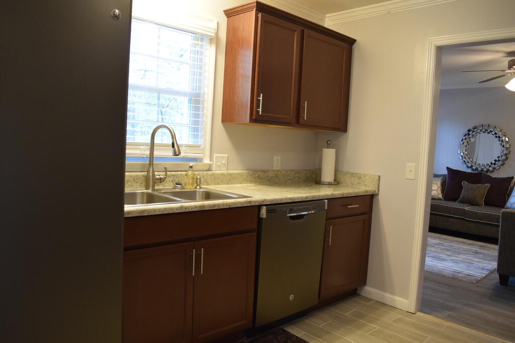 3 Bedroom 2 Bath Corporate Beauty Off Harbison - thumb 2