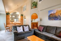 3 Bedroom Short Walk to Ski Gondola Hotels Santiago