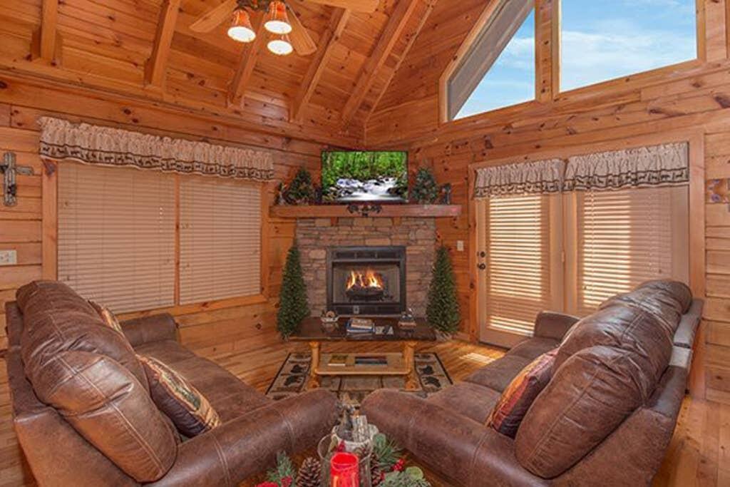 3 King Suites With Game Room And Loft. Next To Parkway, But Feels Like The Woods - thumb 3