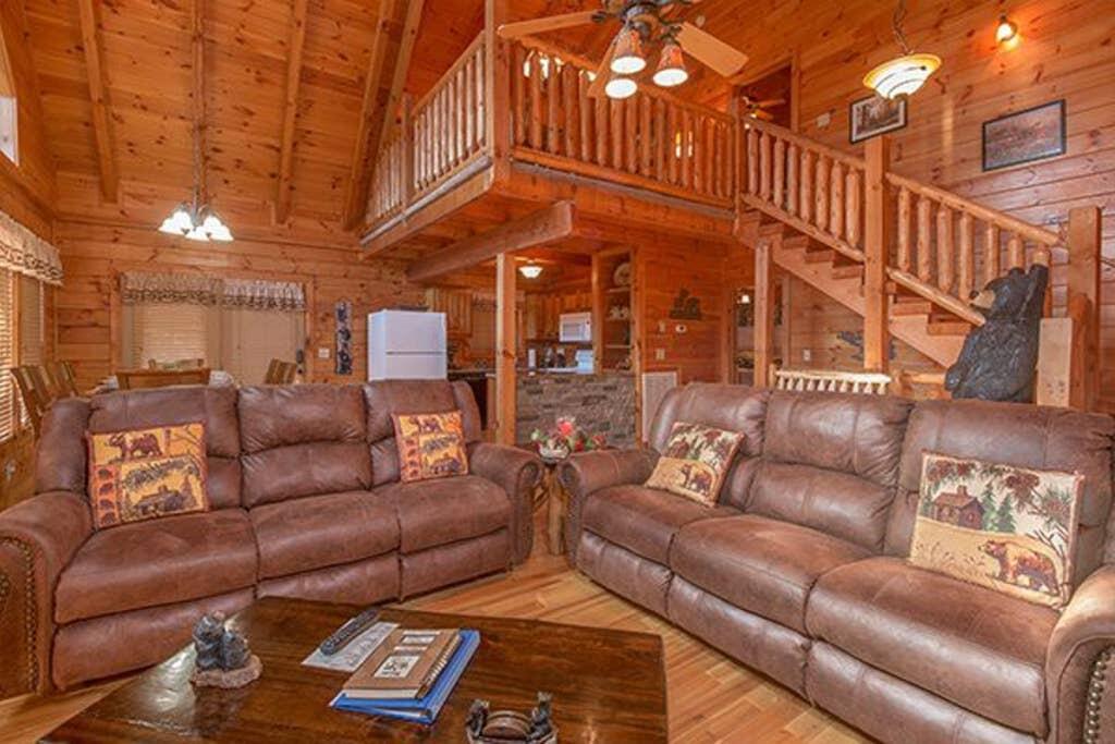 3 King Suites With Game Room And Loft. Next To Parkway, But Feels Like The Woods - thumb 0